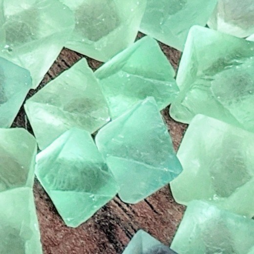 Fluorit oktaéder, természetes marokkő, kicsi Fluorit oktaéder, természetes marokkő, kicsi