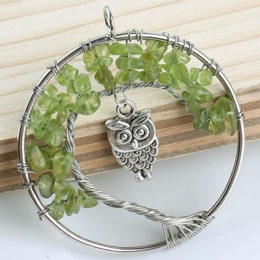 Peridot / Olivin  baglyos életfa medál 