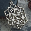 Szakrális medál gyógyító szimbólummal, yantra